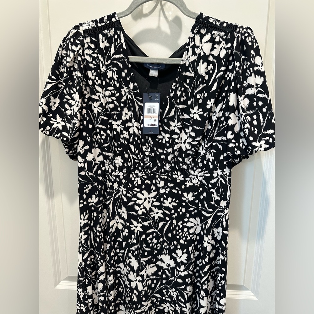NWT Tommy Hilfiger, black and white floral dress with short sleeves size 12 🖤🤍 - Picture 2 of 8